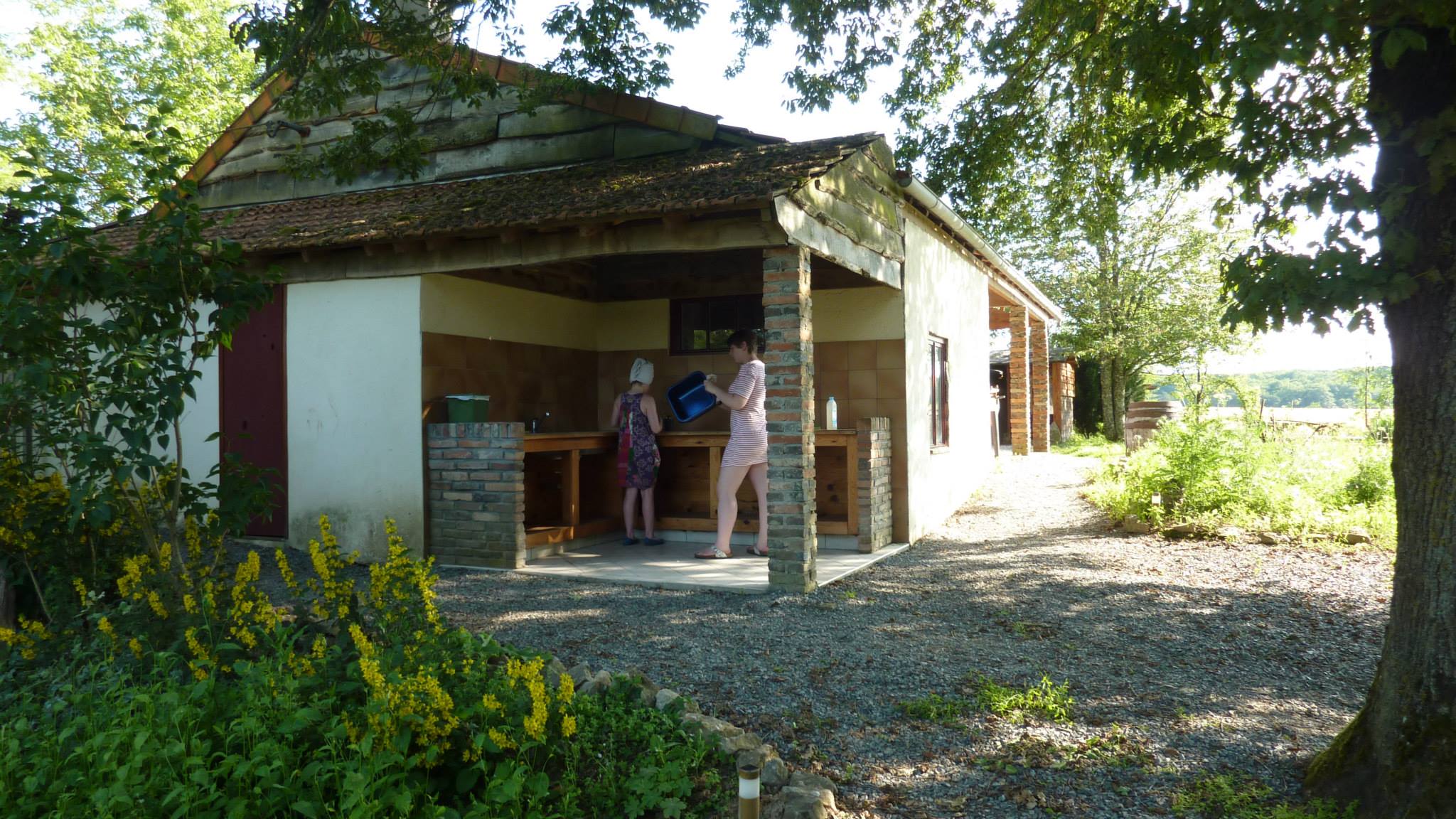 afwasplaats onder overkapping