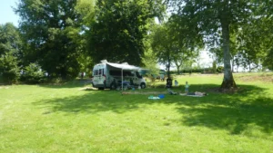 Camper in de schaduw