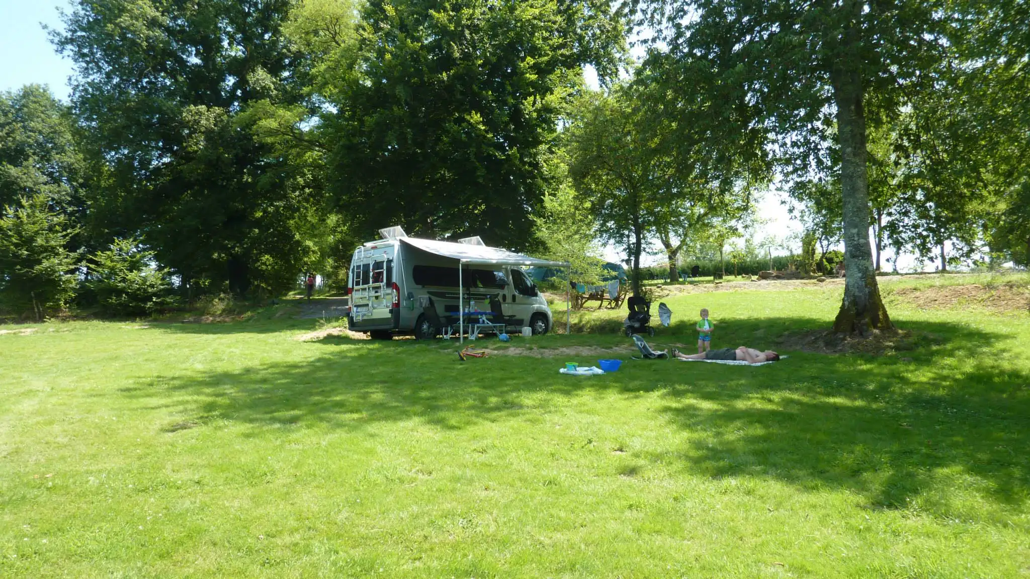 Camper in de schaduw