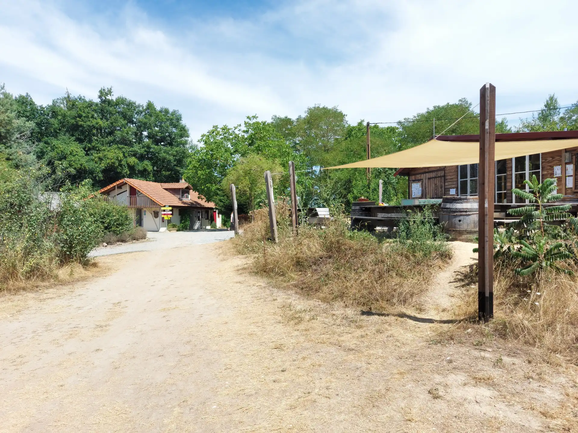 Chalet met terras en op de achtergrond het sanitairgebouw