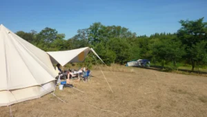 Kampeerders bij hun tent