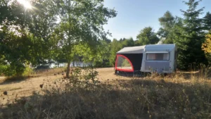 Caravan met uitzicht op het meer