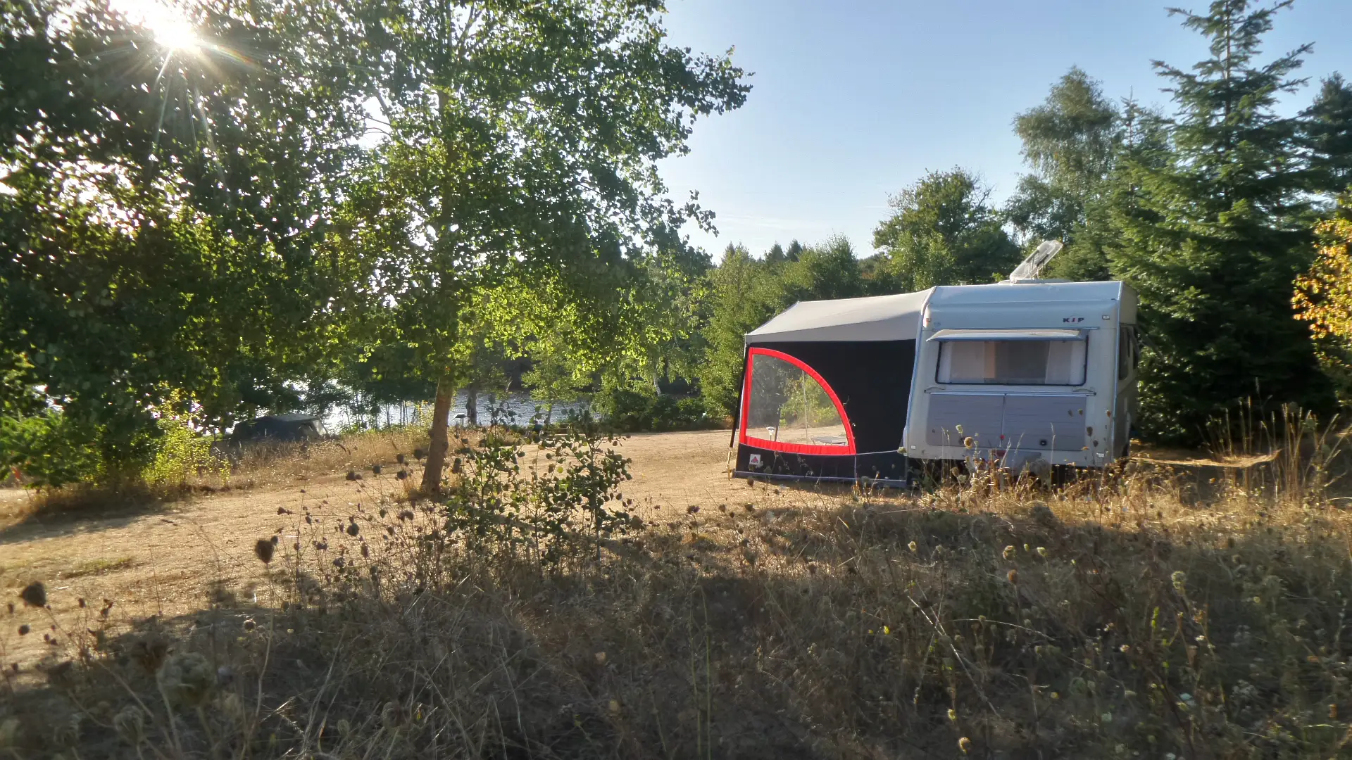 Caravan met uitzicht op het meer
