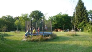 kinderen spelen op een trampoline